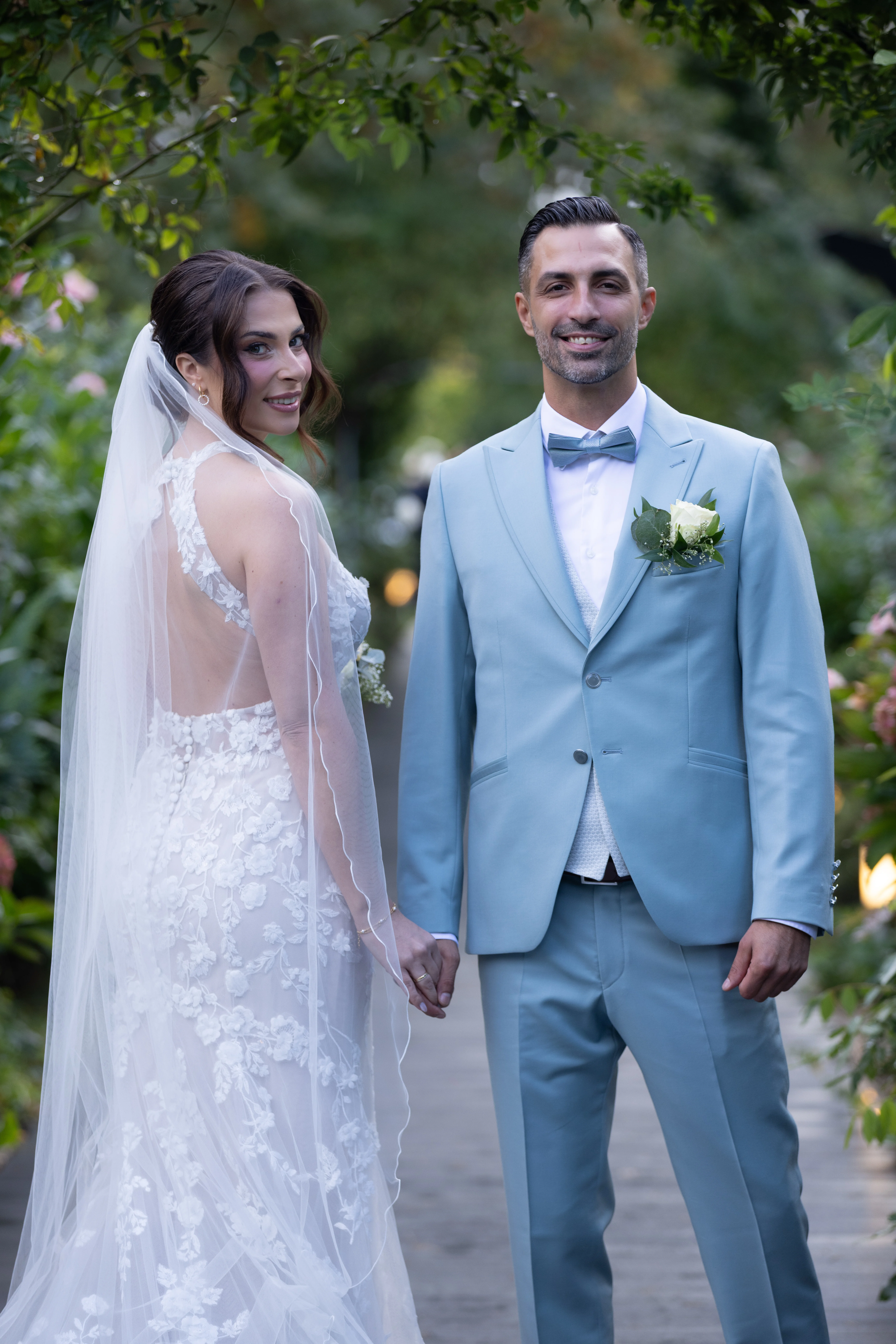 Authentisches Hochzeitspaar im Sonnenuntergang